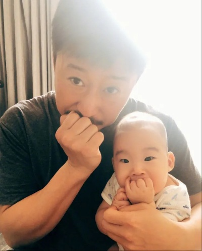 吴京五年级儿子肌肉照曝光：迷你版战狼来袭！