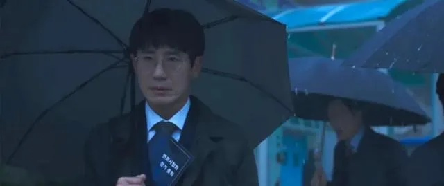 韩国男热浪下撑伞潮，搜索狂飙98分！