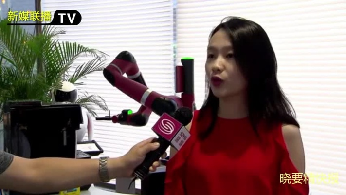 央视美女记者亲测机器人公主抱，网友感叹：晚年生活新选择