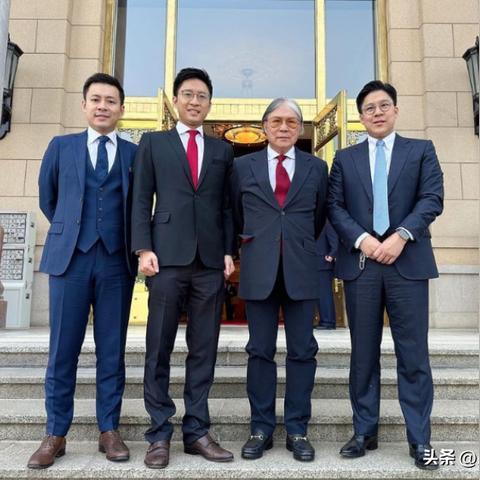 《三男一狗》主演同框！独家合影，珍藏瞬间！