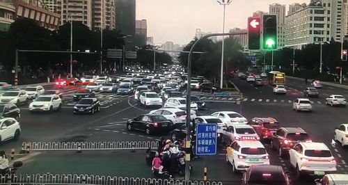 《惊险一幕！商场展车失控倒撞墙，现场紧急处理中》