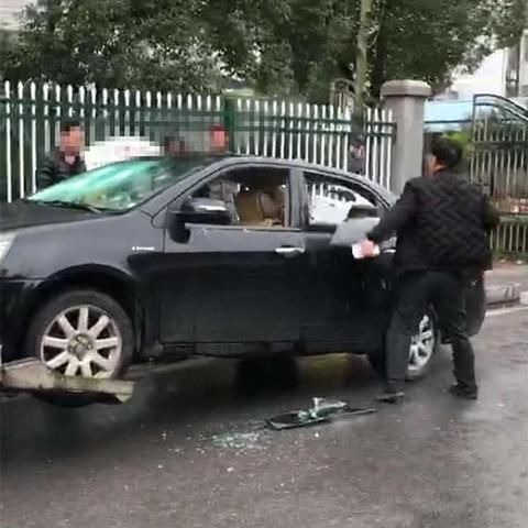 女车主违停被砸车：违停可忍，砸车难忍！