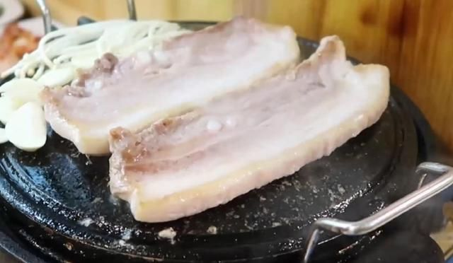 韩国饭店惊曝：87元排骨汤竟是肥肉盛宴！