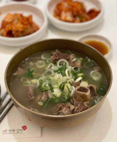 韩国饭店惊曝：87元排骨汤竟是肥肉盛宴！