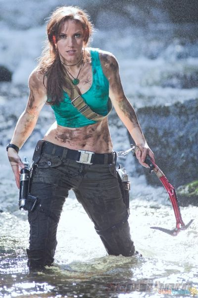 《劳拉雕像性感对决鲨鱼：古墓丽影地下世界惊险瞬间》