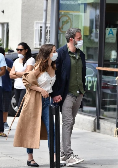 阿汤哥恋情曝光！与安娜·德·阿玛斯甜蜜牵手漫步街头