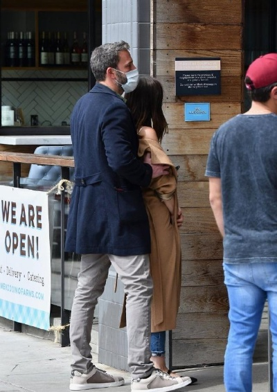 阿汤哥恋情曝光！与安娜·德·阿玛斯甜蜜牵手漫步街头