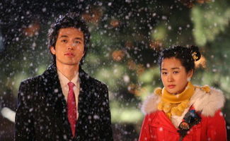 成龙71岁拍戏道具难辨引热议：高龄影帝挑战幕后辛酸