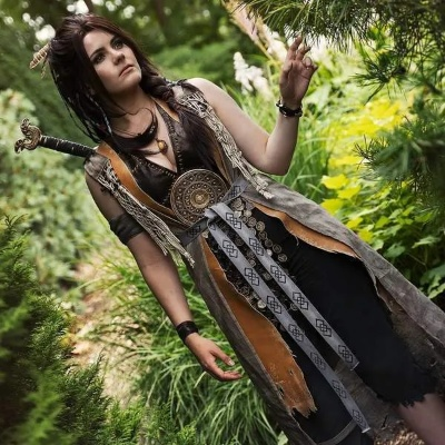 《巫师3》双姝共浴cosplay：蒸汽迷雾中的猎魔女神再现风华