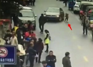 印度惊现“倒车补刀”惨剧：司机撞老骑车人后竟如此行径！