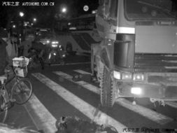 印度惊现“倒车补刀”惨剧：司机撞老骑车人后竟如此行径！