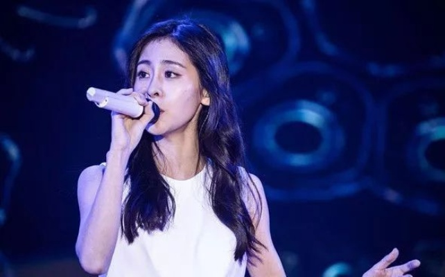 张碧晨演唱会遇冷：直播间恶意刷屏，开票三天仍难求一票