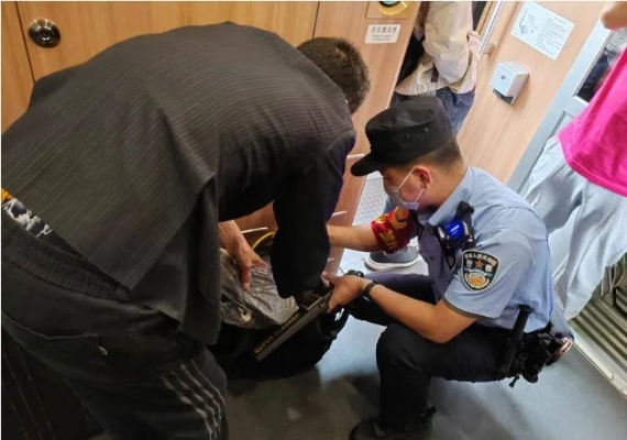 夏日乘警新招：吊带女乘客清凉提示卡，清凉一夏！