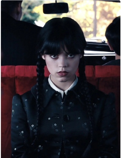 《星期三》第二季预告：黑色比基尼，神秘角色大揭秘！