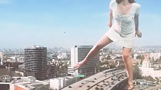 巨足狂踩！《女巨人游乐场》大楼瞬间崩塌！