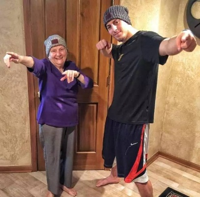 73岁奶奶首战《铁拳8》夺冠！养老院杯传奇诞生