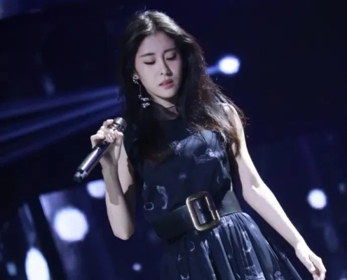 张碧晨新加坡演唱会火爆，回应争议事件引关注