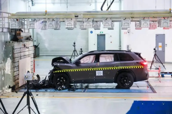 乘龙卡车硬核回应：理想i8撞击测试，旧车实锤非车辆问题