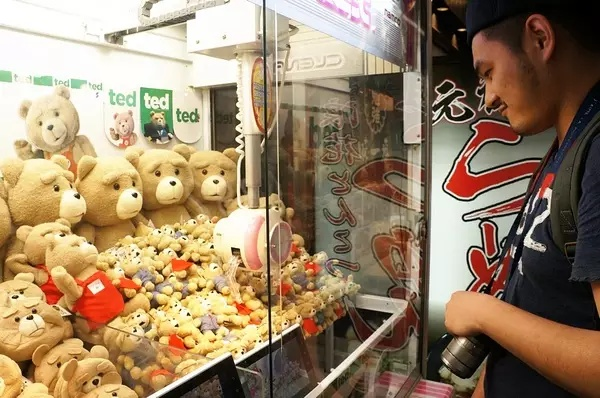 《抓娃娃保底机制揭秘：胖东来让你开心不空手》