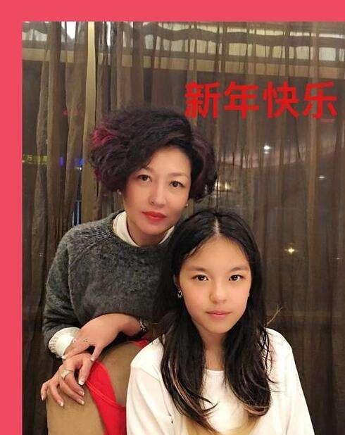 李咏女儿法图麦恋情曝光：甜蜜互动，男友怀抱成焦点