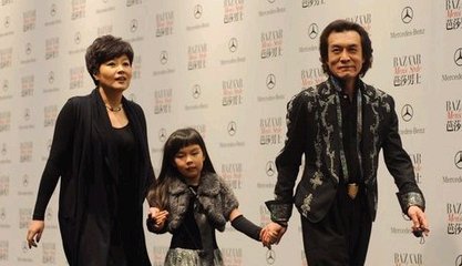 李咏女儿法图麦恋情曝光：甜蜜互动，男友怀抱成焦点