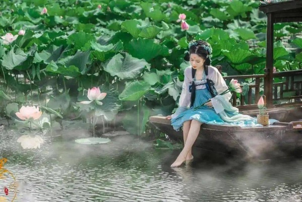 《金庸群侠传》黄蓉荷花池美图曝光！绝美泛舟瞬间引热议