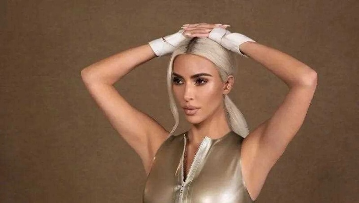 金卡戴珊瘦脸绷带引热议，普金斯代言助力品牌新高度