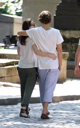 《冬兵恋情曝光：塞巴斯蒂安·斯坦与女友罗马甜蜜街拍》