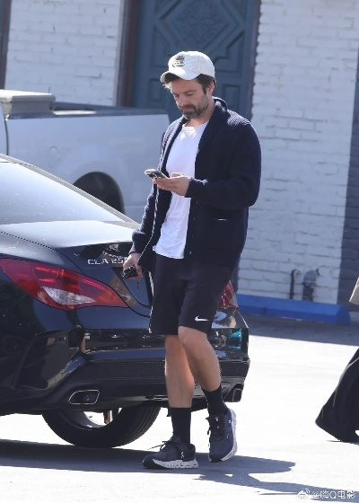 《冬兵恋情曝光：塞巴斯蒂安·斯坦与女友罗马甜蜜街拍》