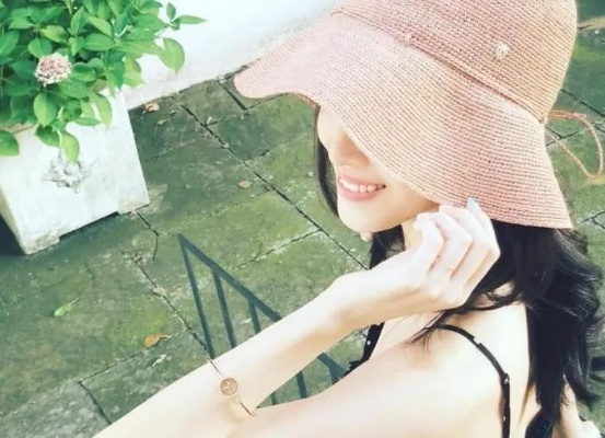 章泽天徒步照走红：甜美笑容，活力四溢！