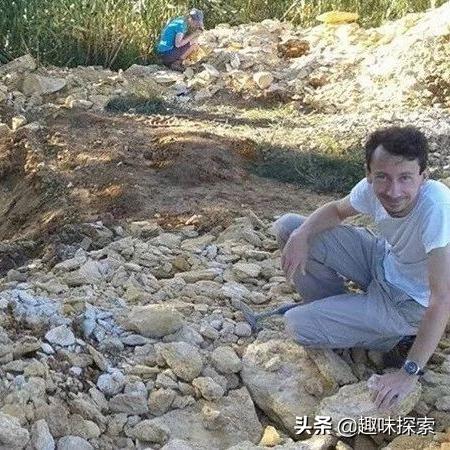 尼斯湖神秘黑影再现！水怪现身，游客惊呼！