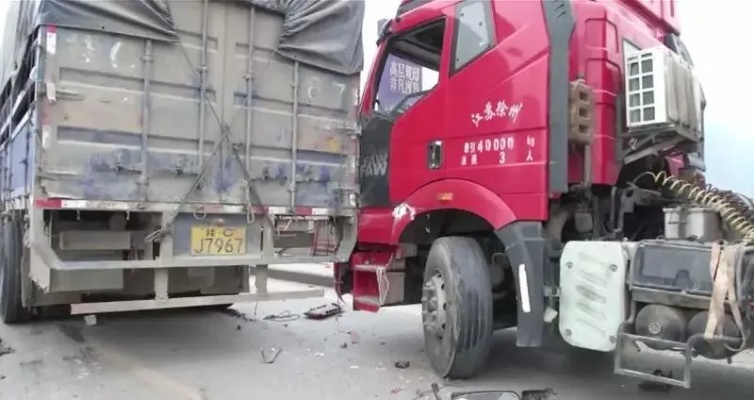 东风柳汽硬碰硬！8吨卡车碰撞真相曝光