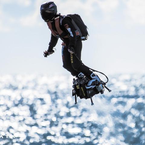 俄罗斯88岁发明家自制直升机试飞意外：叶片脱落头部致命