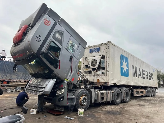 《i8神车挑战8吨卡车，真实碰撞现场揭秘！》