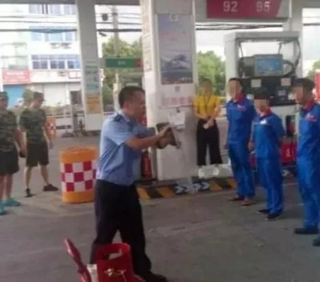 加油站变饭店？车主吐槽房东阻拆真相！