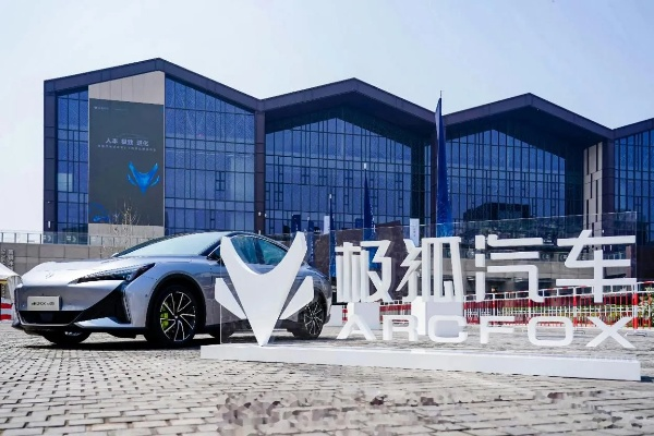 极狐S5再现神级撞飞卡车：挑战极限，再现传奇瞬间