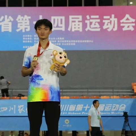 北大录取通知书揭晓！颜值与实力双全的田径甜妹刘峡君惊艳亮相