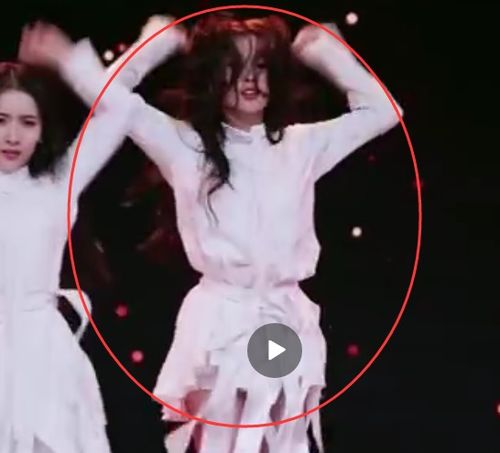 《舞者囧态：B杯舞生撞见D杯，表情包大集合！》