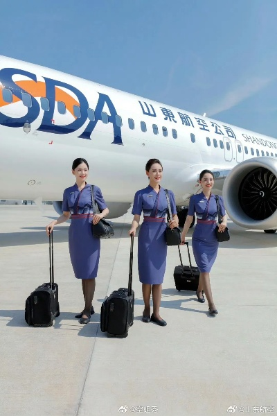 山航空姐换装大揭秘：告别高跟鞋短裙，新形象来袭！