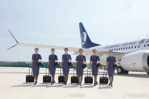 山航空姐换装大揭秘：告别高跟鞋短裙，新形象来袭！
