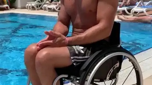 泳池跳水意外！21岁小伙高位截瘫，医生强调：脚先入水是关键