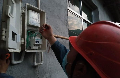 大妈私接红绿灯配电箱充电，60岁老人直言：我不懂电！