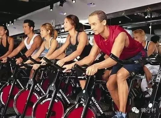 自行车骑行者翘臀揭秘：财富与身材的秘密！