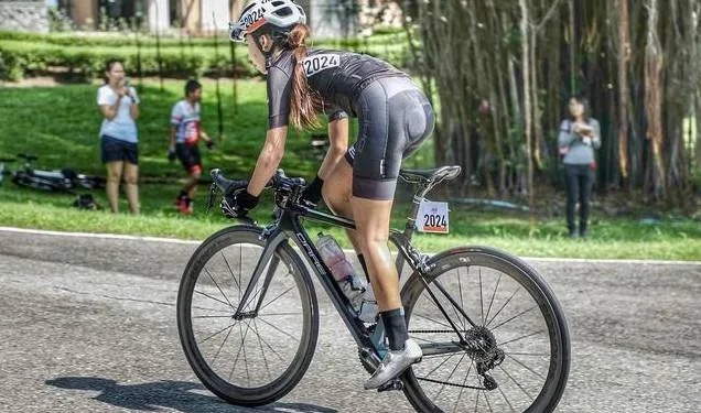 自行车骑行者翘臀揭秘：财富与身材的秘密！