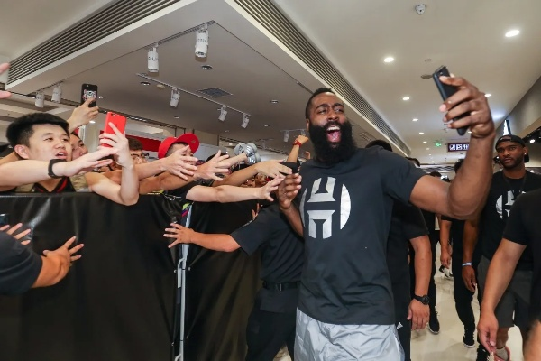 哈登中国行三连冠，球迷狂热引美媒惊叹