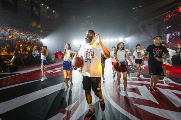 哈登中国行三连冠，球迷狂热引美媒惊叹