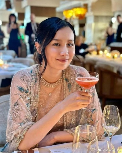 陈法拉43岁素颜照曝光！国外偶遇状态佳，网友热议