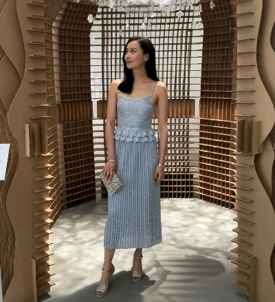 陈法拉43岁素颜照曝光！国外偶遇状态佳，网友热议