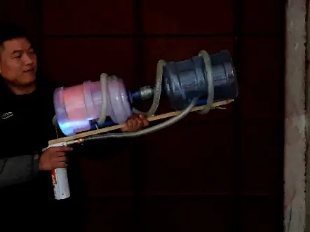 《自制等离子炮：物理老师2月塑料桶奇作》