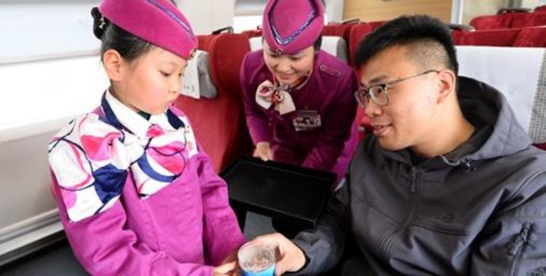 高铁列车员考试奇招：小朋友一秒变“静音王”